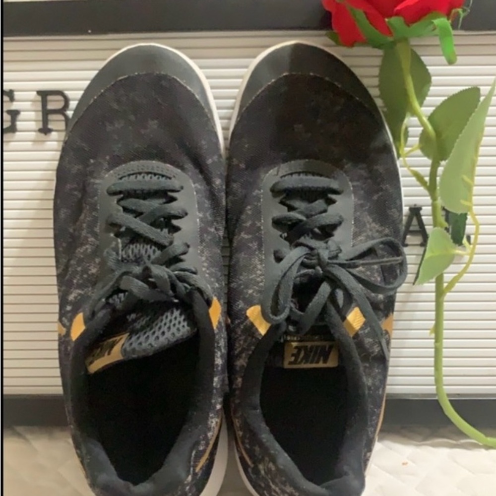 Nike Women’s Experience Rn Black and Gold Running Shoes - Picture 2 of 5